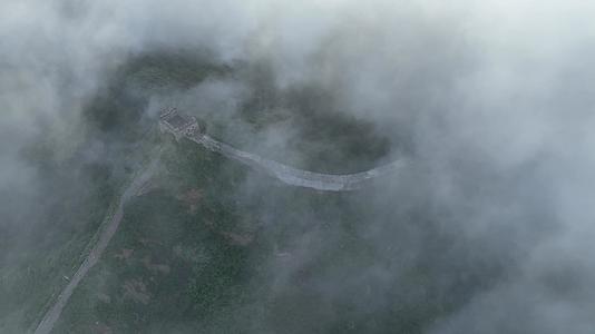 俯拍万里长城建筑脉络云雾里的长城视频的预览图