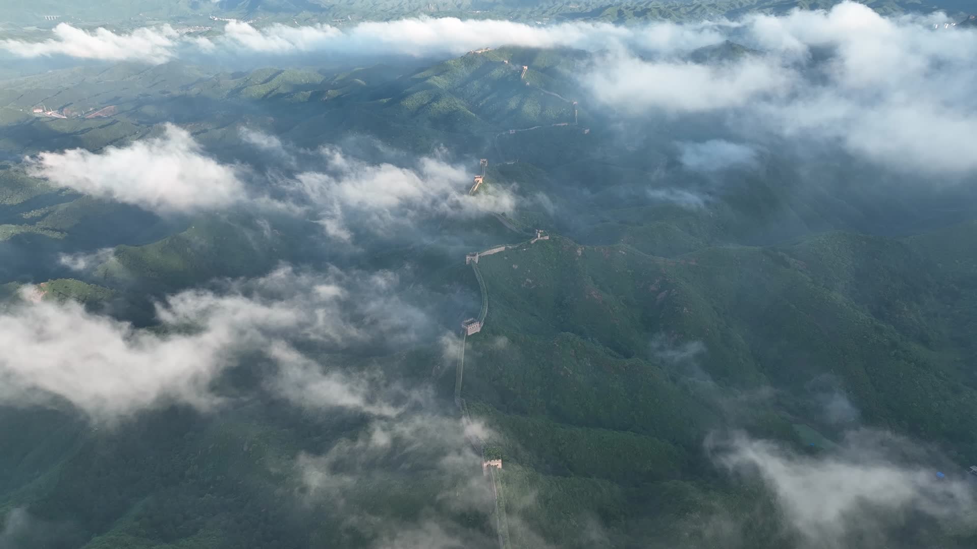 俯拍万里长城建筑脉络云雾里的长城视频的预览图