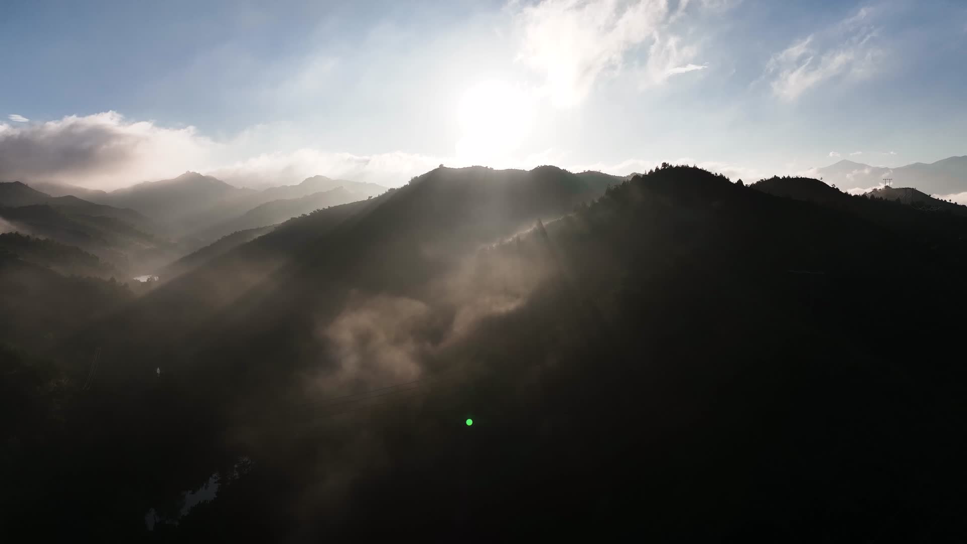 日出山间的耶稣光与晨雾视频的预览图