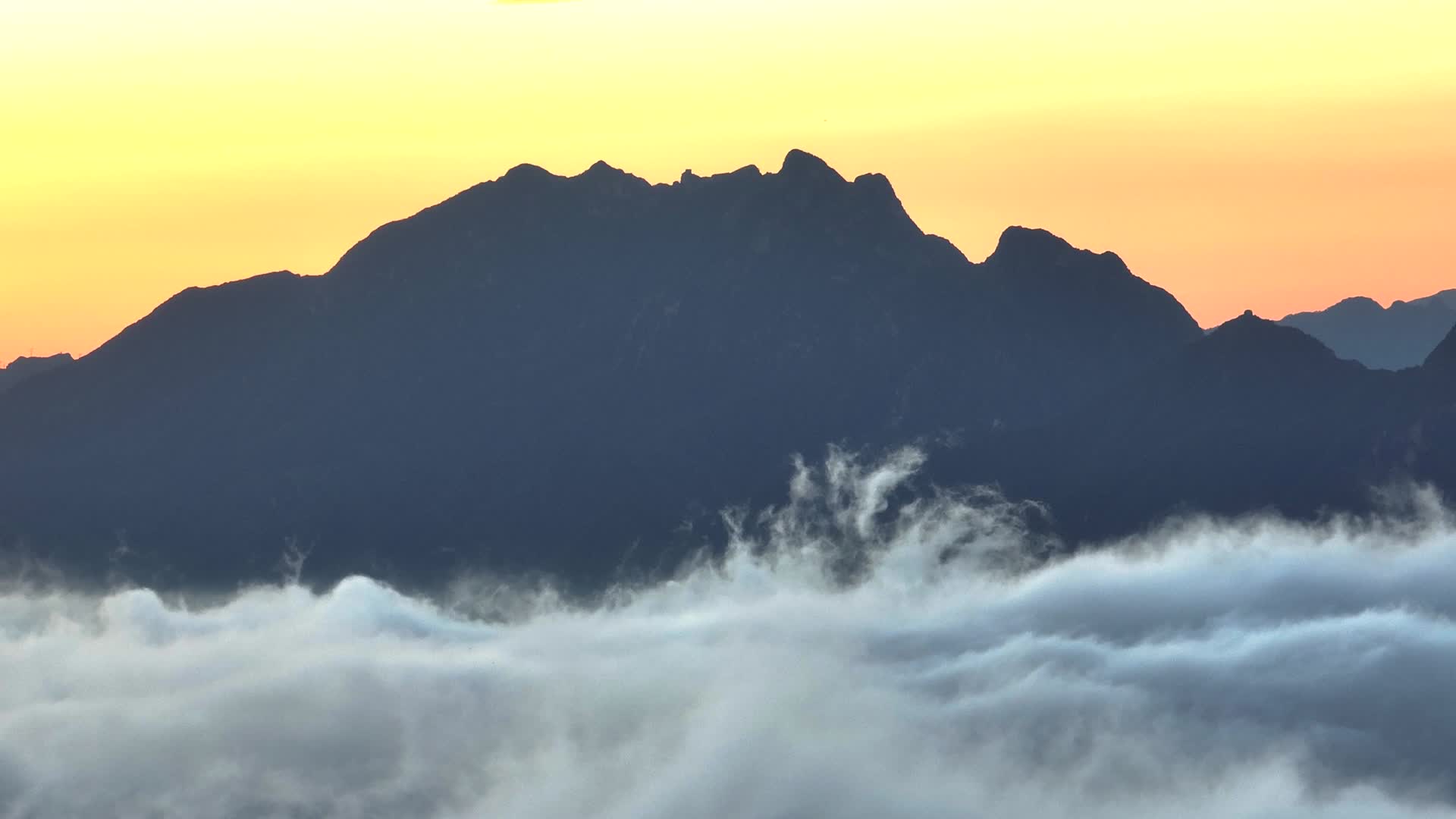 日出云海玉山脉大自然风光视频的预览图