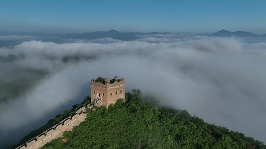 中国长城云海流动古老的长城烽火台视频的预览图