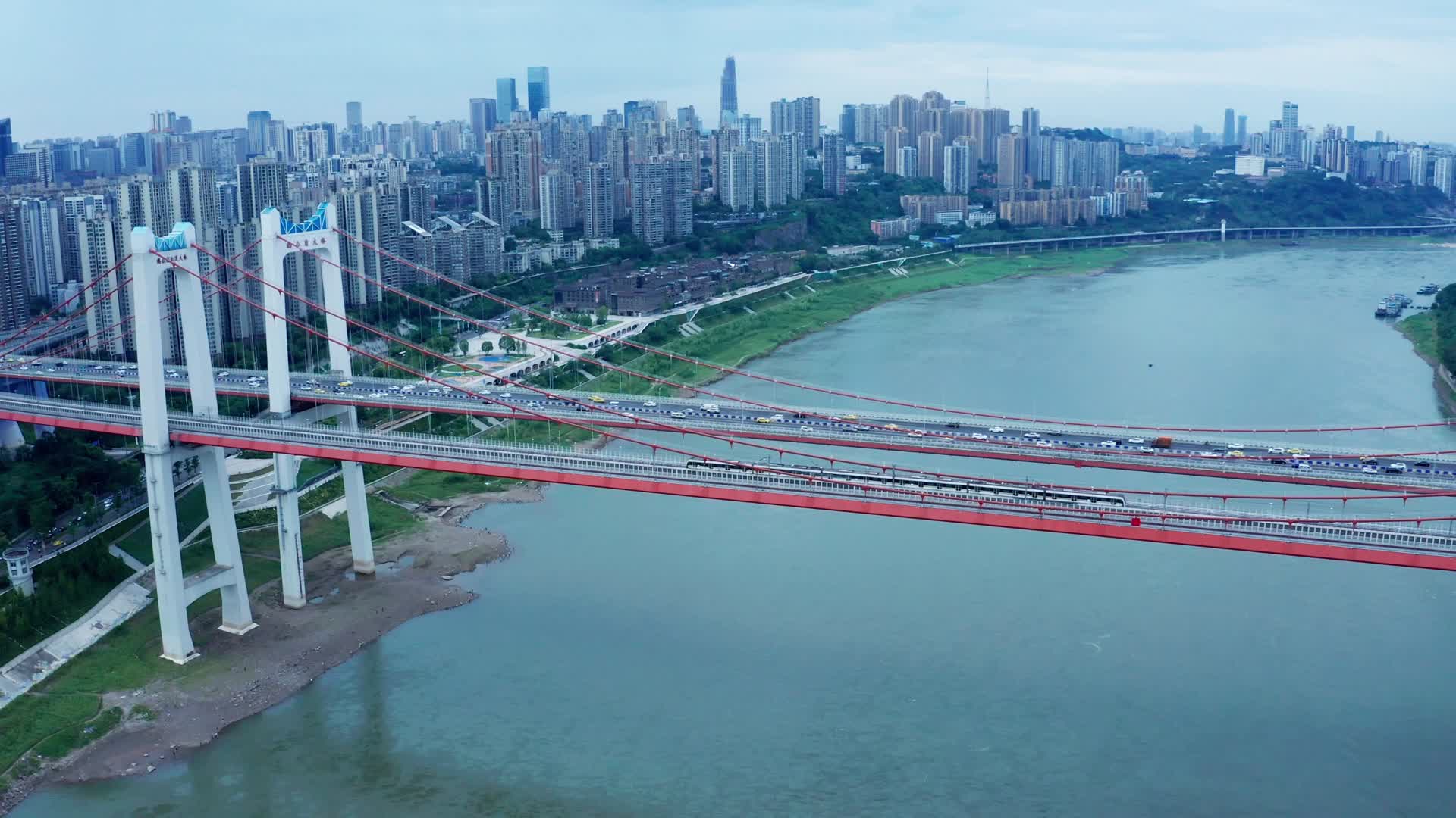 航拍城市建筑桥梁地铁轻轨车流视频的预览图