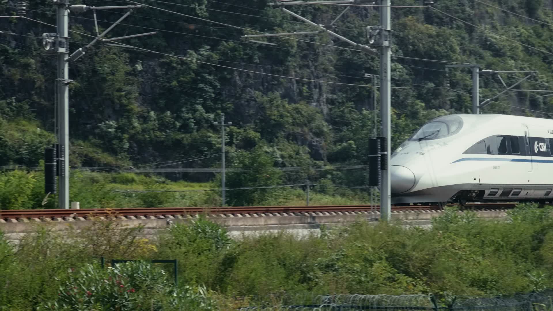 4k实拍升格高铁飞速行驶视频的预览图