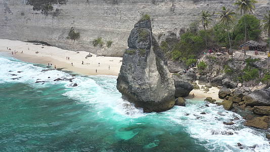 巴厘岛佩尼达海海浪礁石俯拍视频的预览图