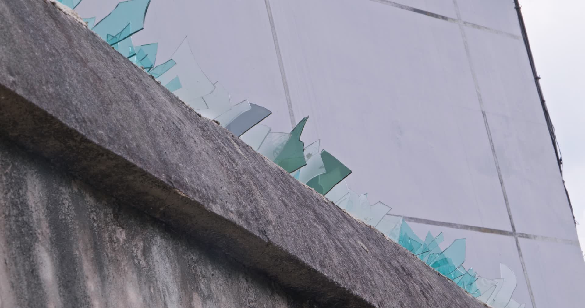 4k工厂围墙玻璃渣防盗玻璃渣防小偷玻璃碎片视频的预览图