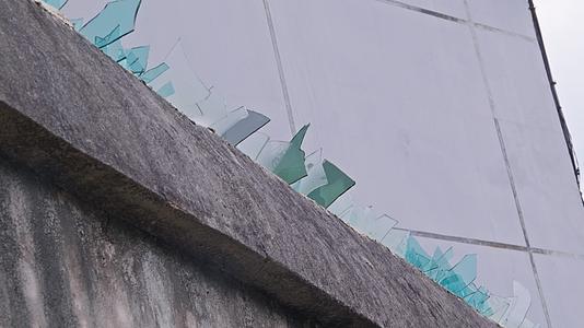 4k工厂围墙玻璃渣防盗玻璃渣防小偷玻璃碎片视频的预览图