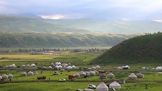 新疆大草原美丽的清晨延时视频视频的预览图