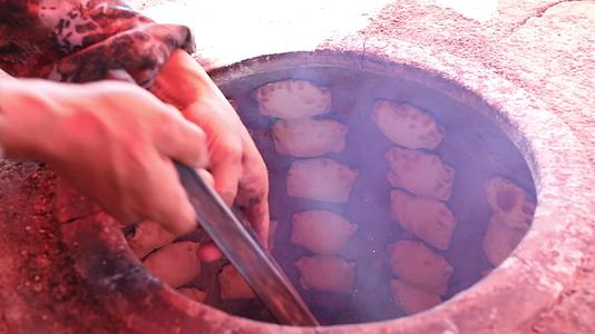 新疆特色美食烤包子视频的预览图