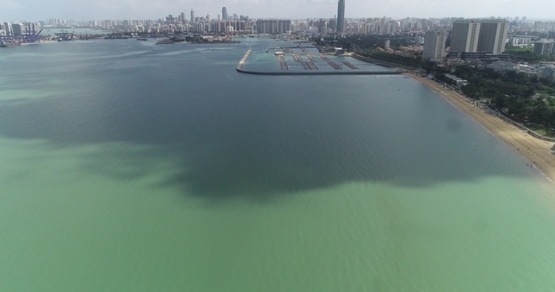 航拍海南城市现代化建设视频的预览图