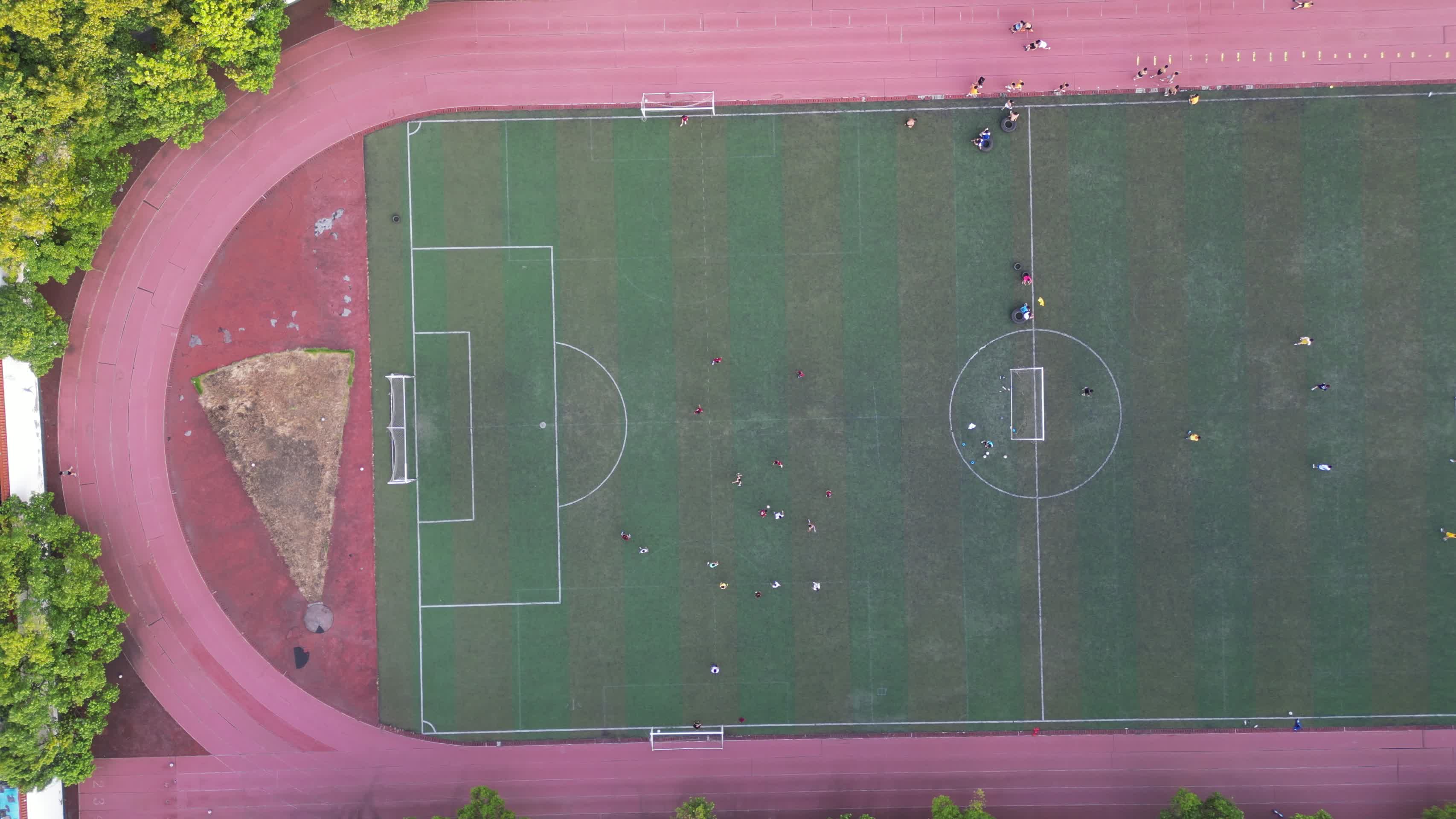 航拍校园环境学生足球场踢足球视频的预览图