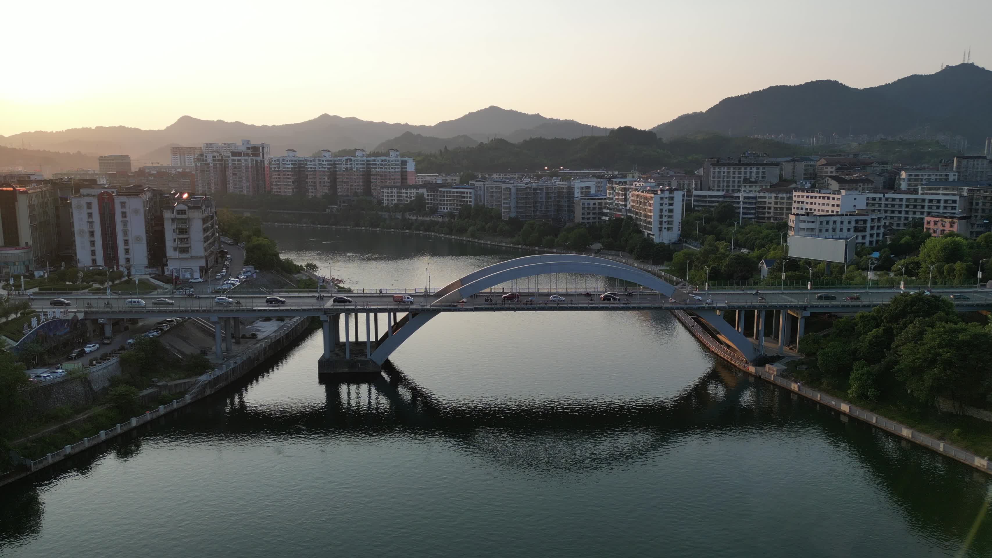 航拍湖南怀化舞水河一桥交通视频的预览图