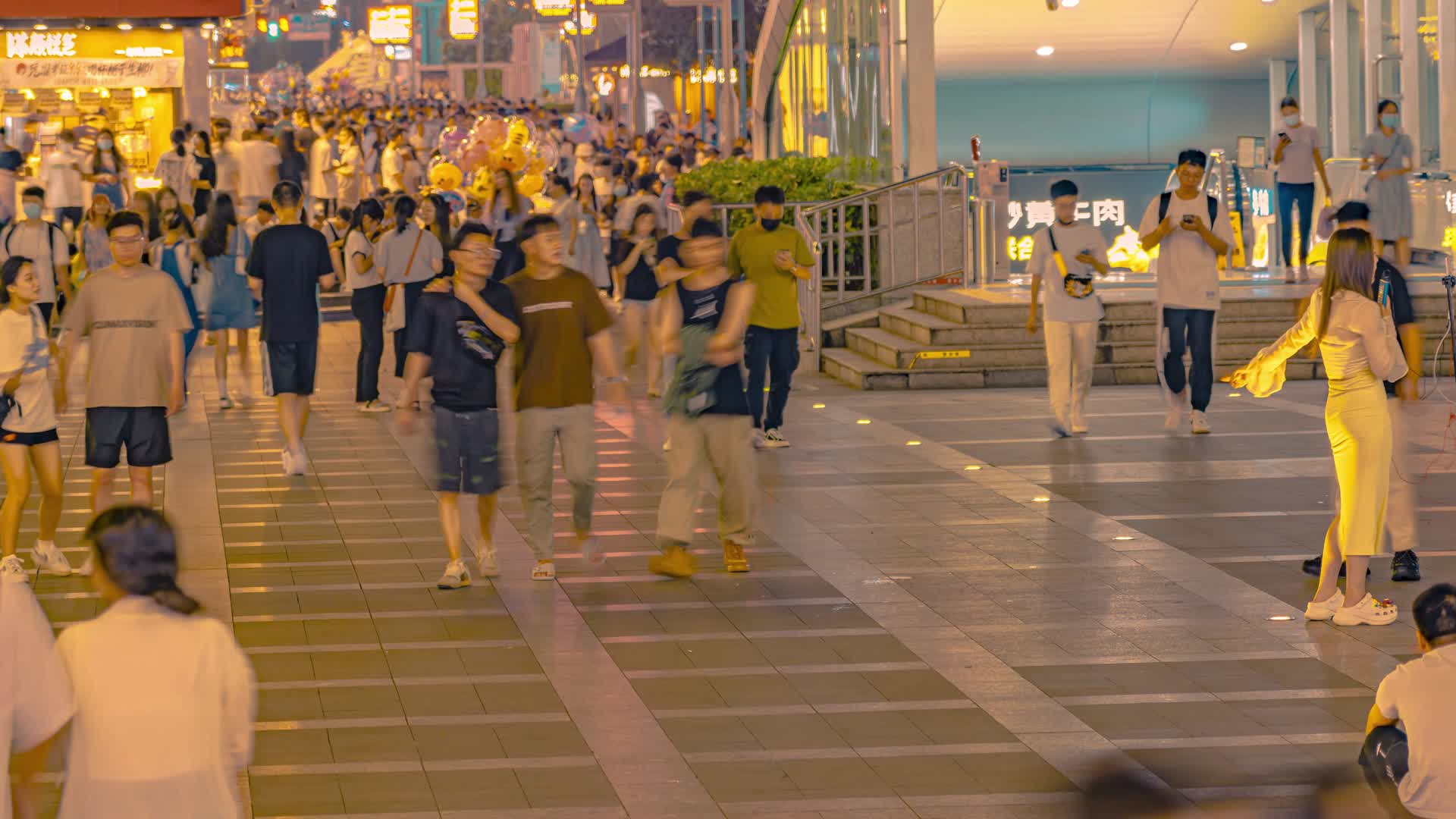 8K城市商圈夜景人山人海人流延时视频视频的预览图