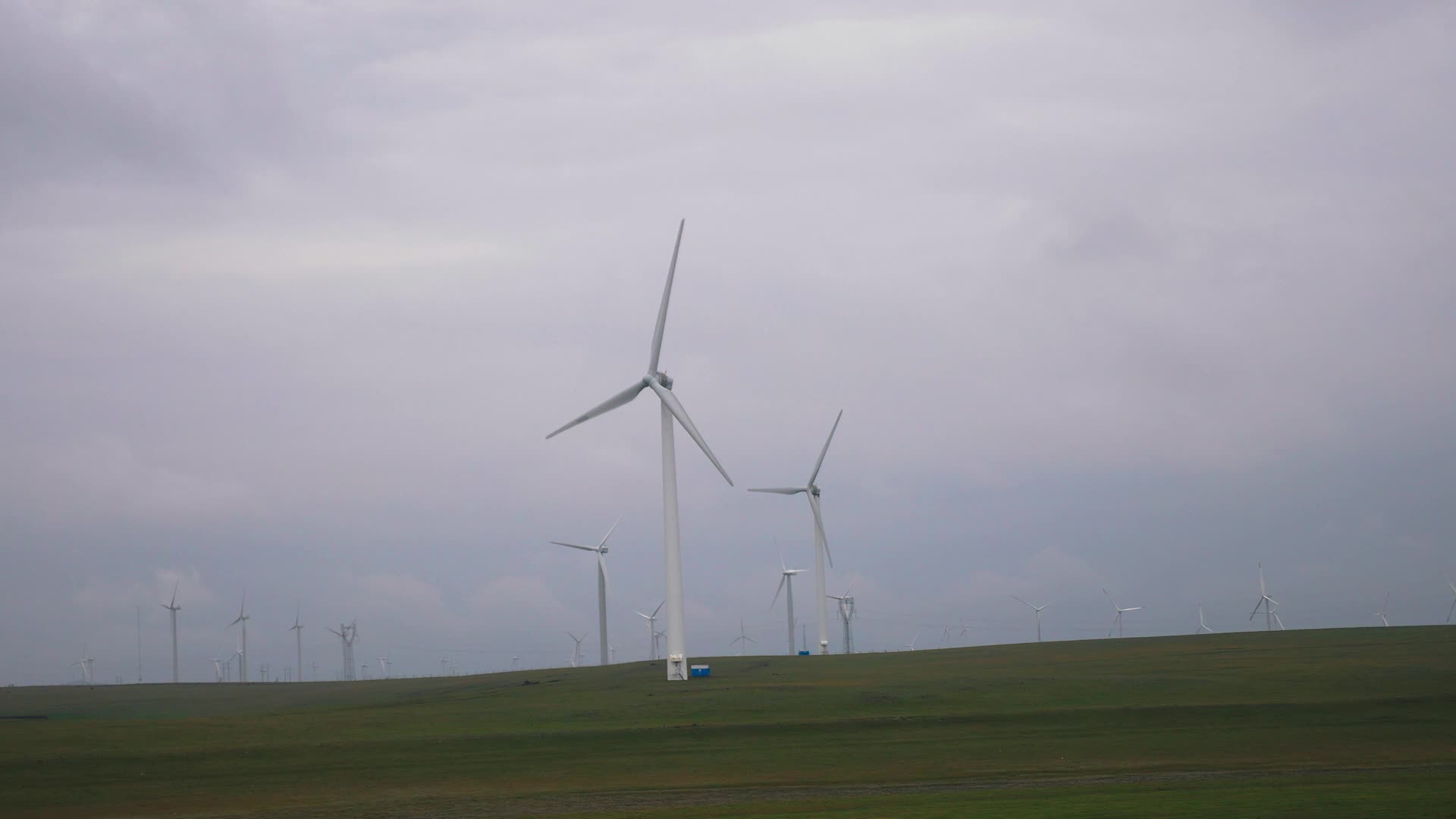 草原风力发电机延时摄影视频的预览图