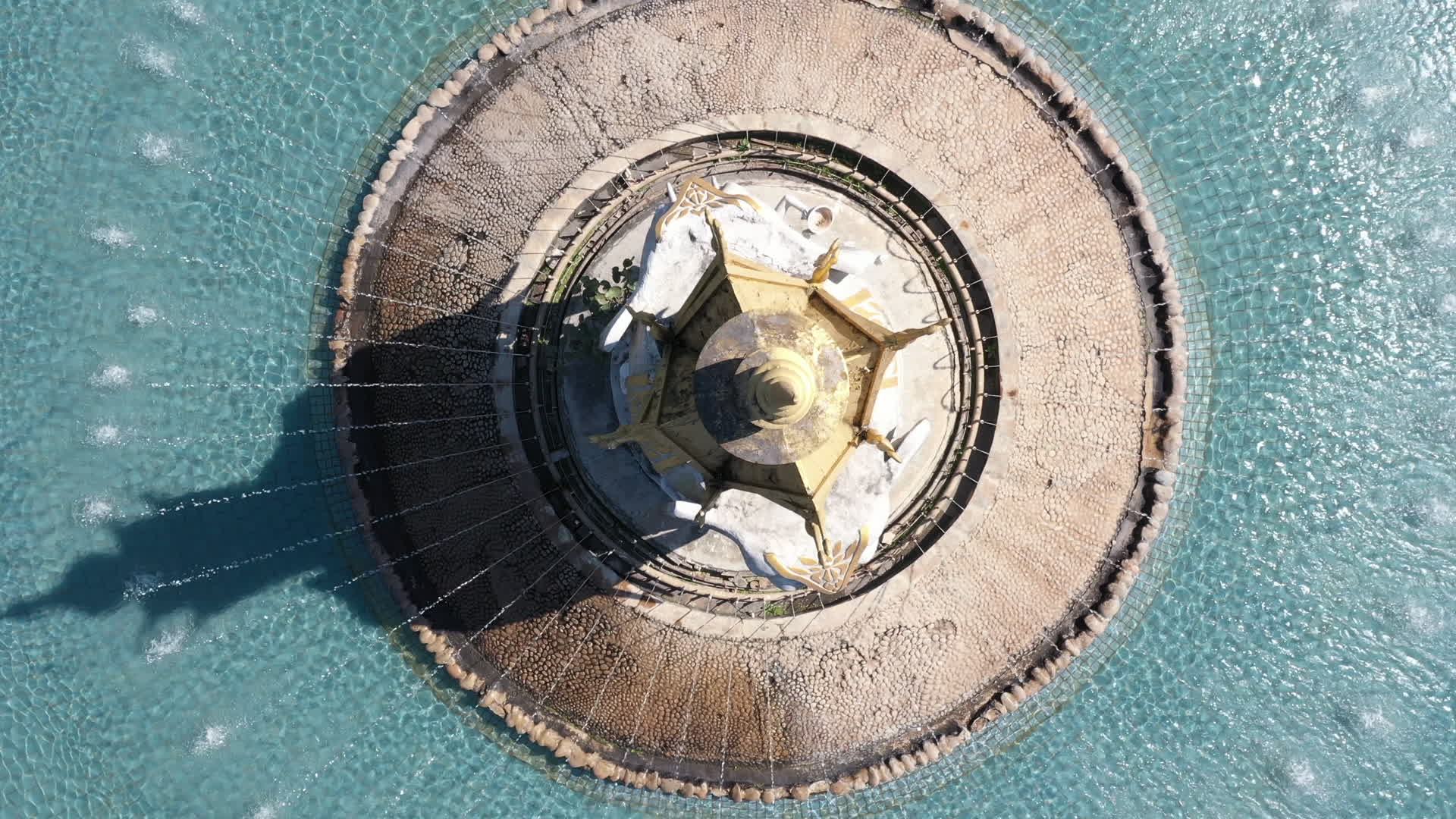 西双版纳泼水节喷水池实拍视频的预览图