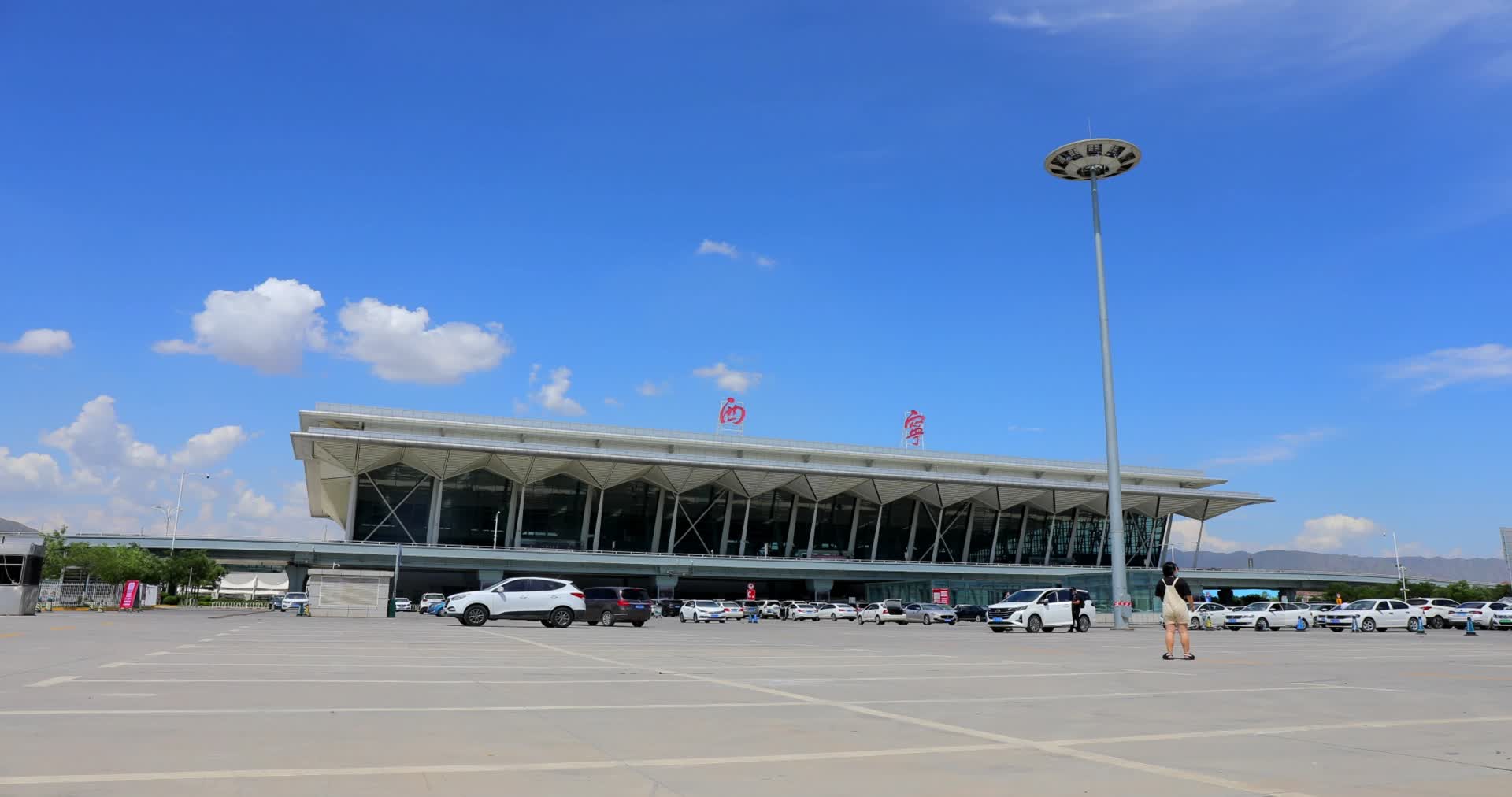 青海海东西宁机场延时满月云动视频的预览图