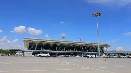 青海海东西宁机场延时满月云动视频的预览图