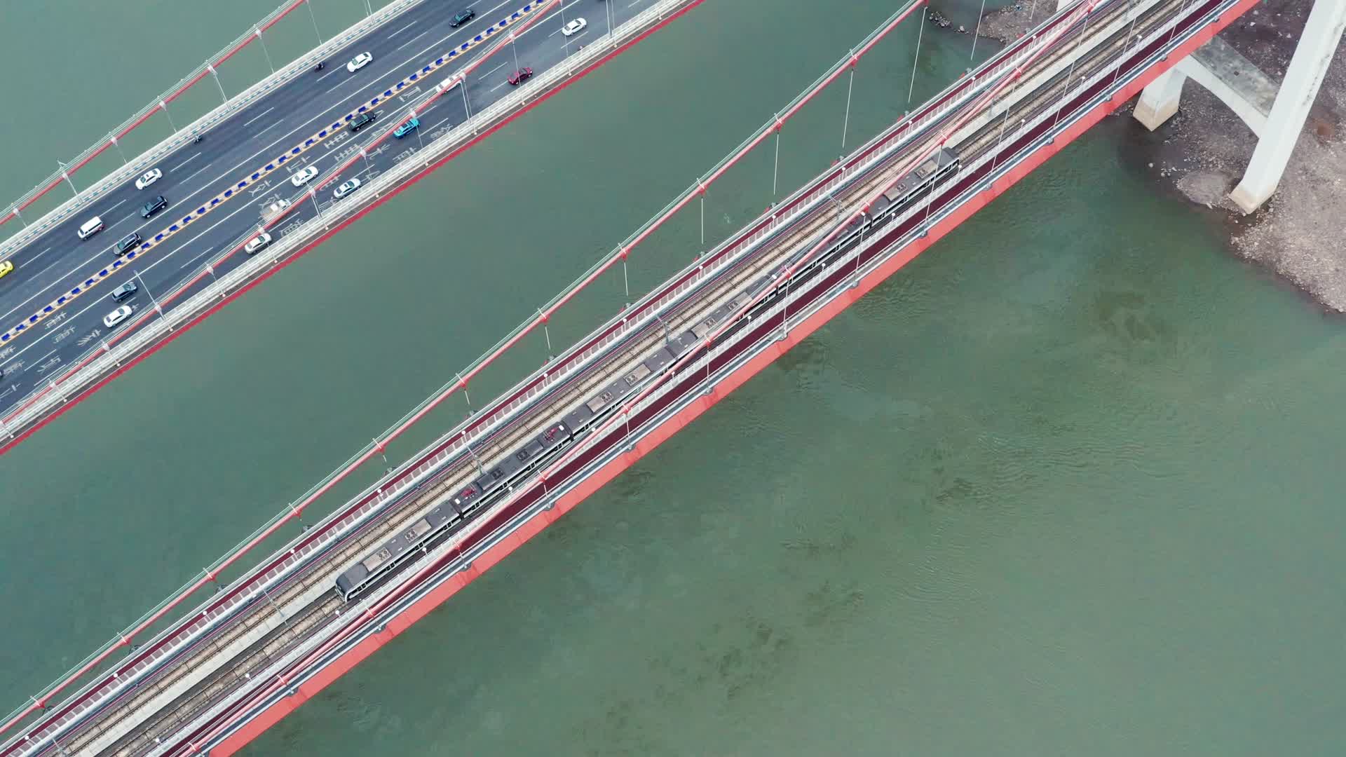 航拍城市建筑桥梁地铁轻轨汽车车流视频的预览图