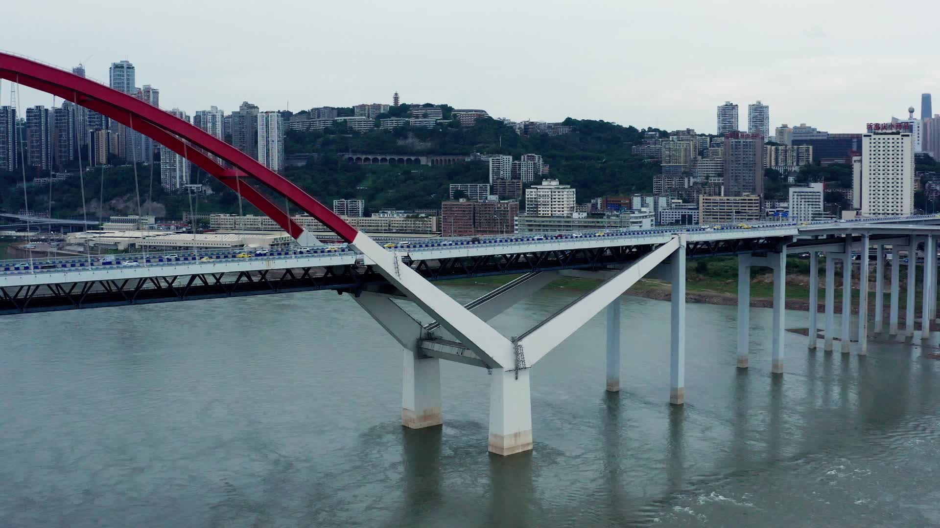 航拍城市建筑桥梁地铁轻轨汽车车流视频的预览图