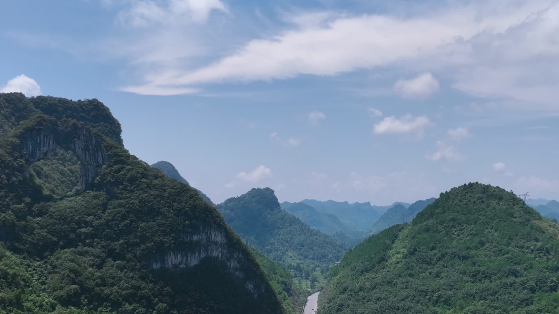 4K航拍穿越南丹山洞视频的预览图