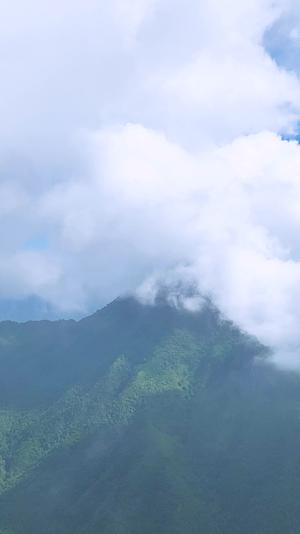 高清竖屏航拍平南北帝山蓝天白云视频的预览图