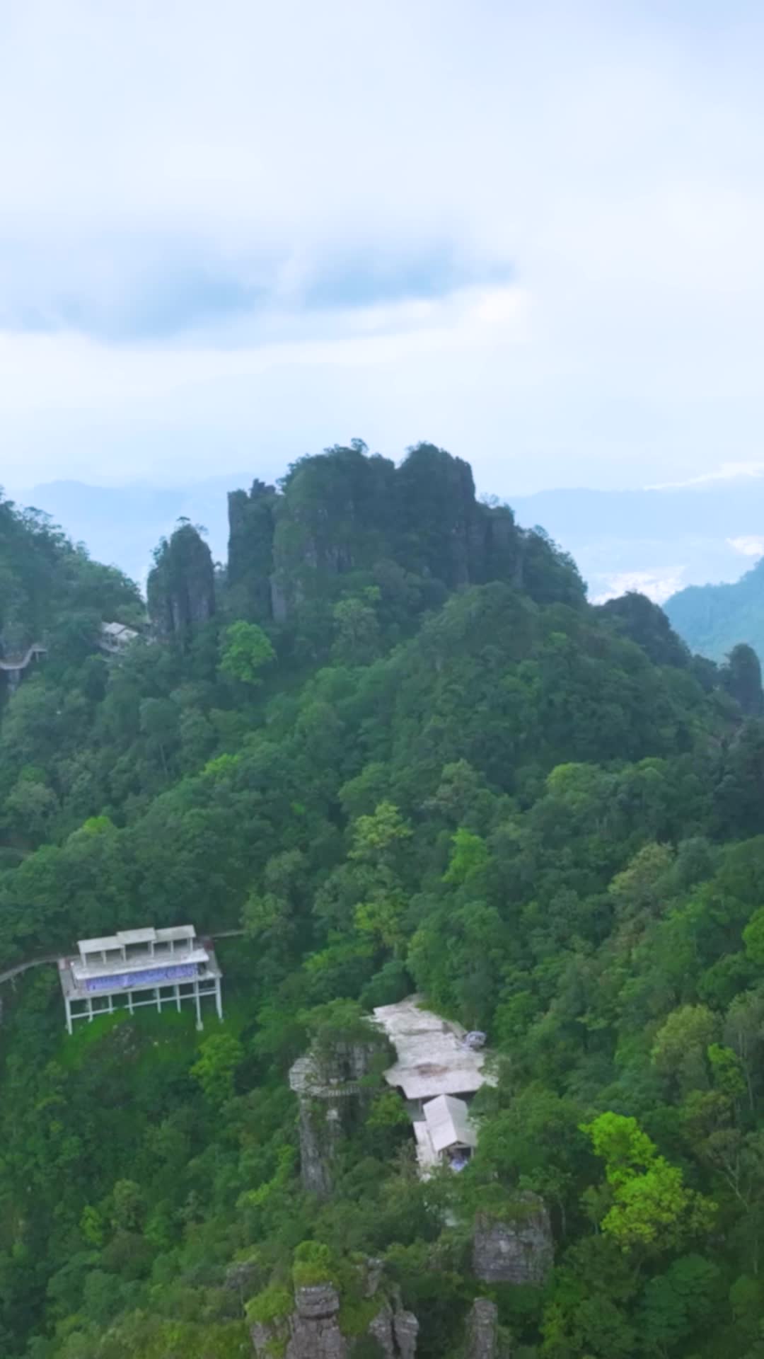 高清竖屏航拍平南北帝山清秀山林视频的预览图