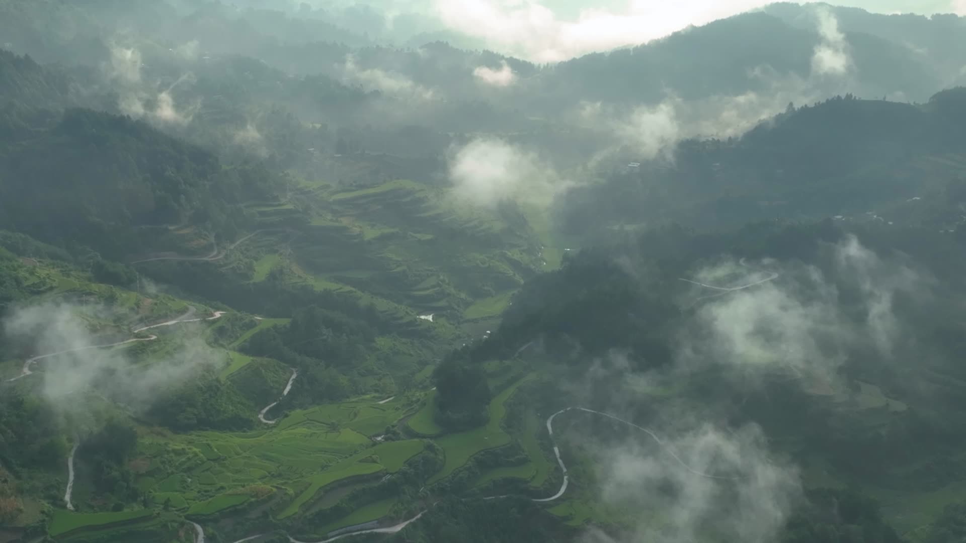 4K航拍广西南丹云海梯田视频的预览图
