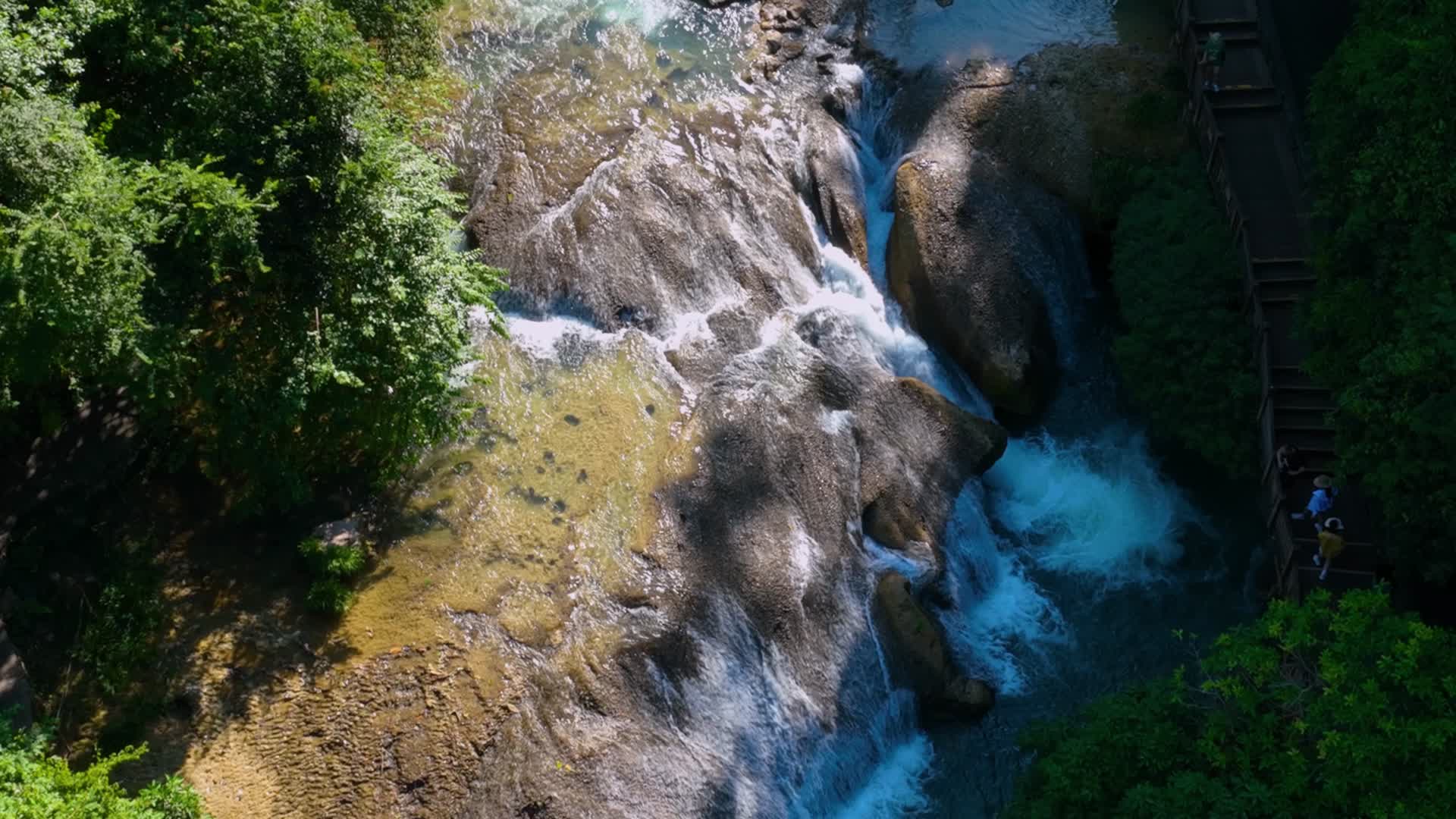 4K航拍河池南丹小七孔流水视频的预览图