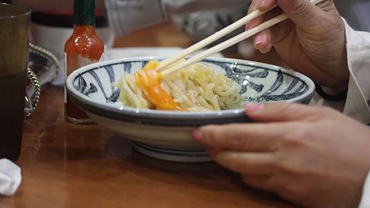 一个女人在吃日本拉面特写视频的预览图