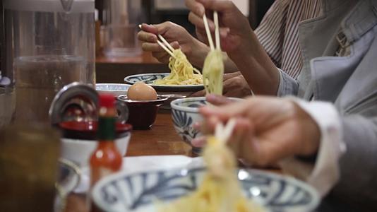 三个顾客在吃日本拉面特写视频的预览图