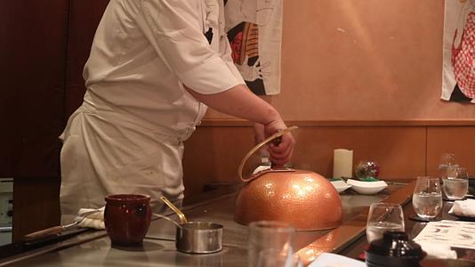 厨师在烹饪日式铁板烧视频的预览图
