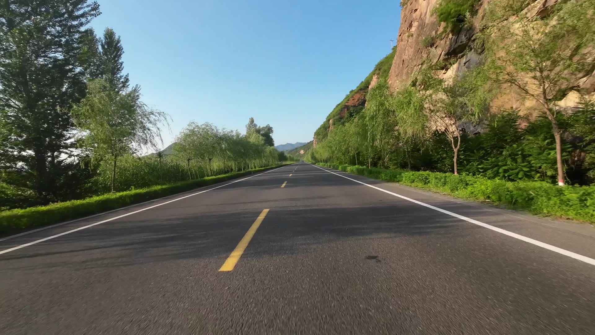 开车行驶在公路上沿途风景第一视角视频的预览图