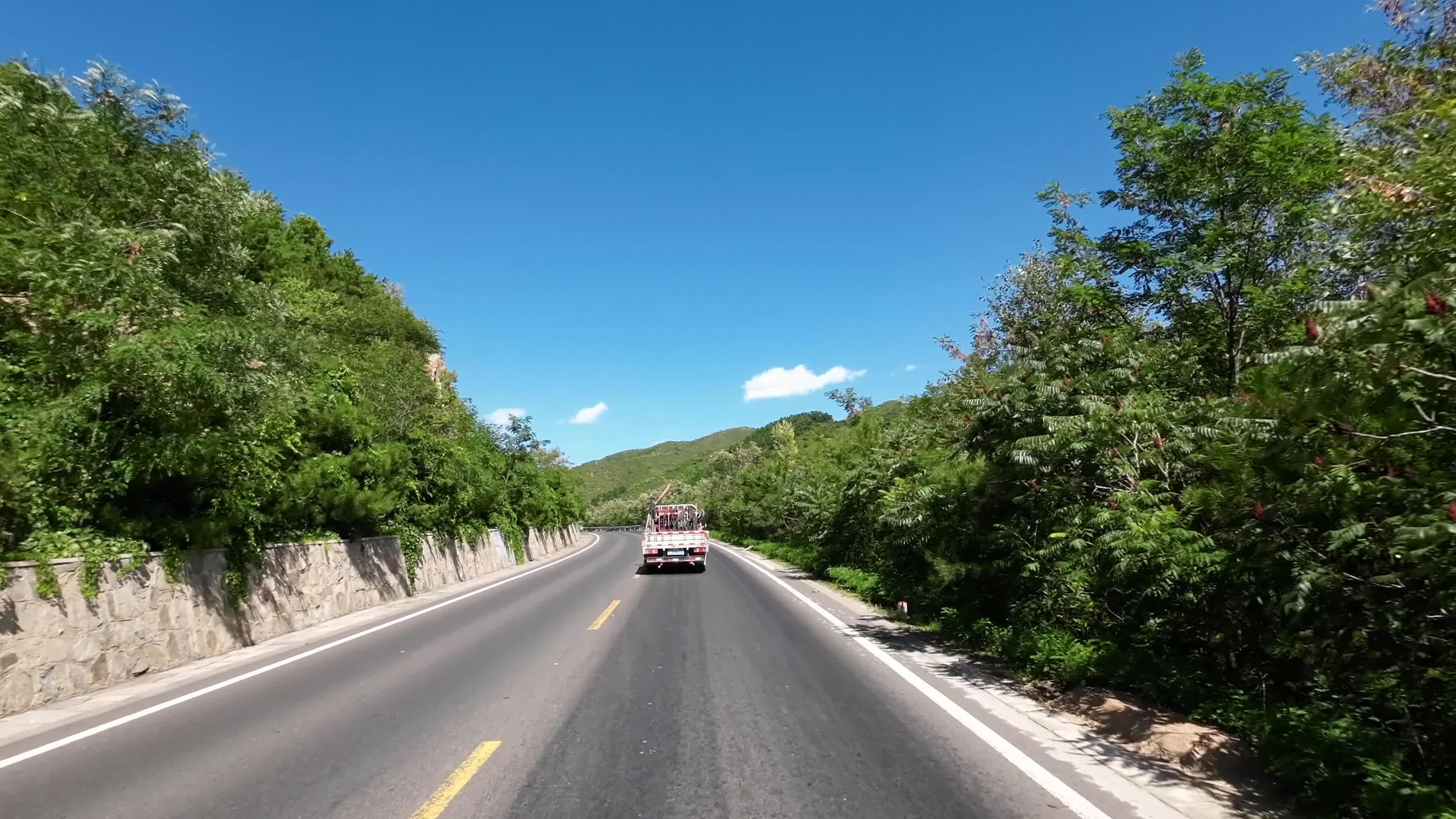 汽车行车在山路中第一视角视频的预览图