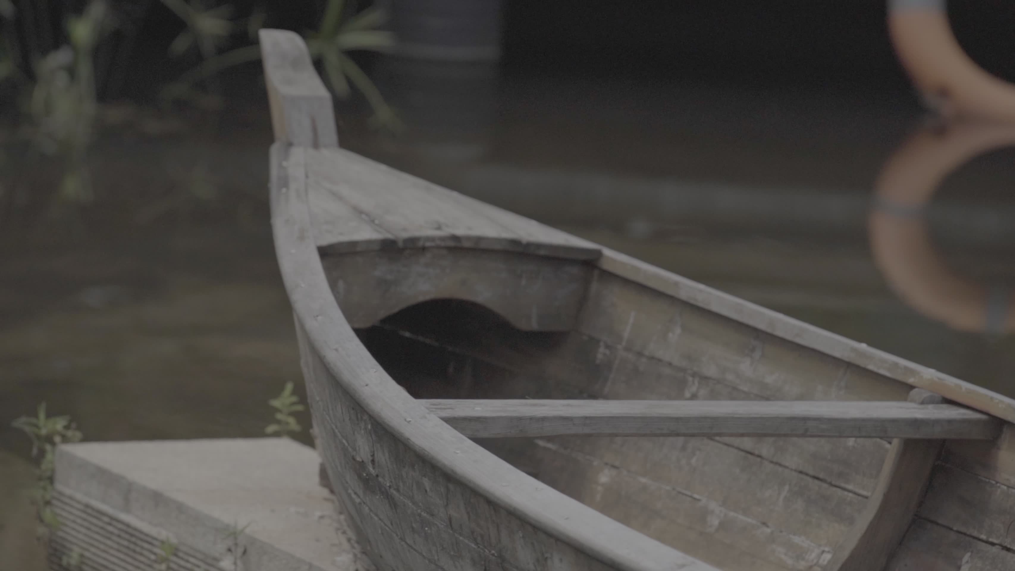 湖面小船木舟慢镜头视频的预览图