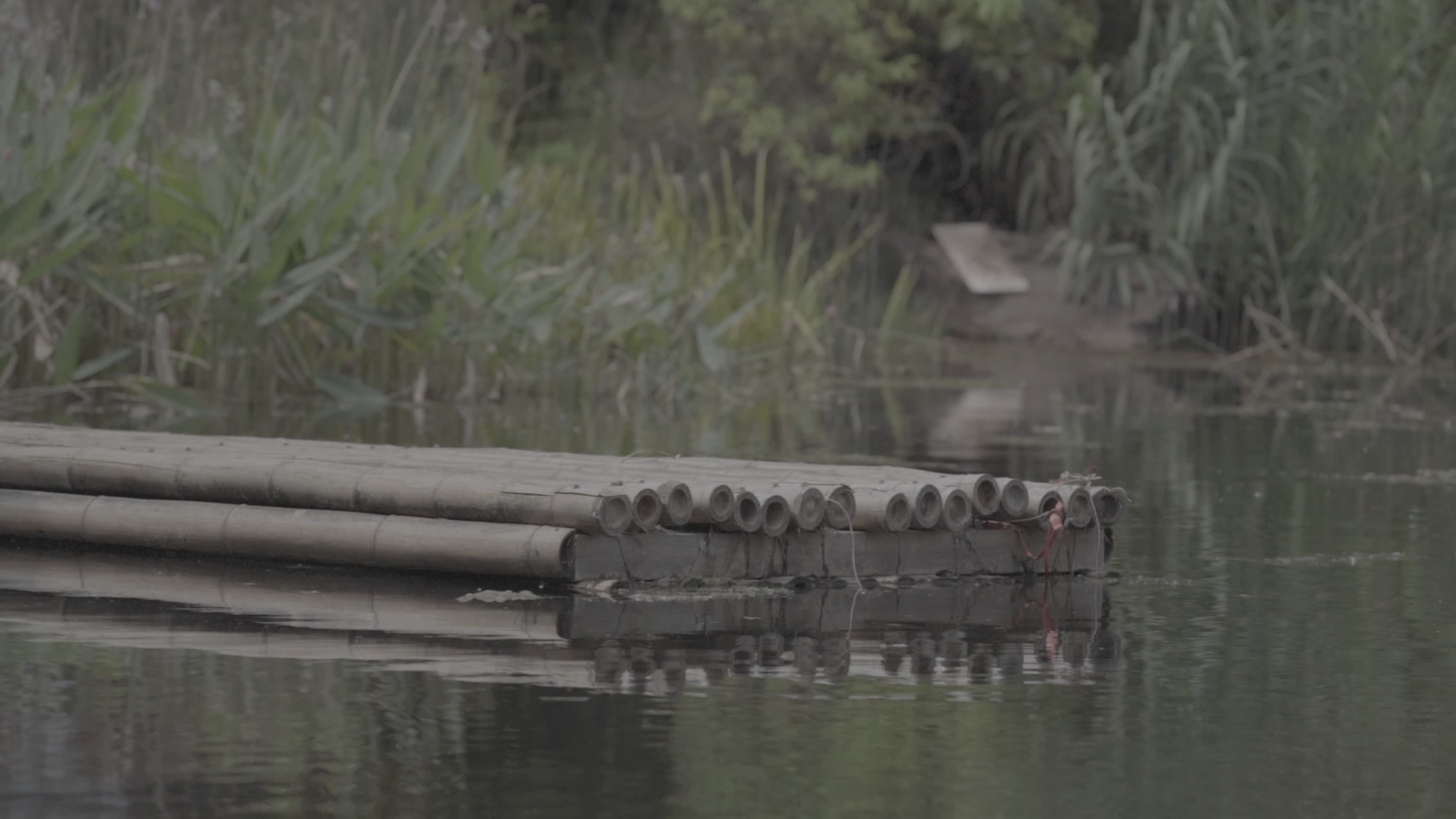 河流湖面竹筏竹排流水慢镜头视频的预览图