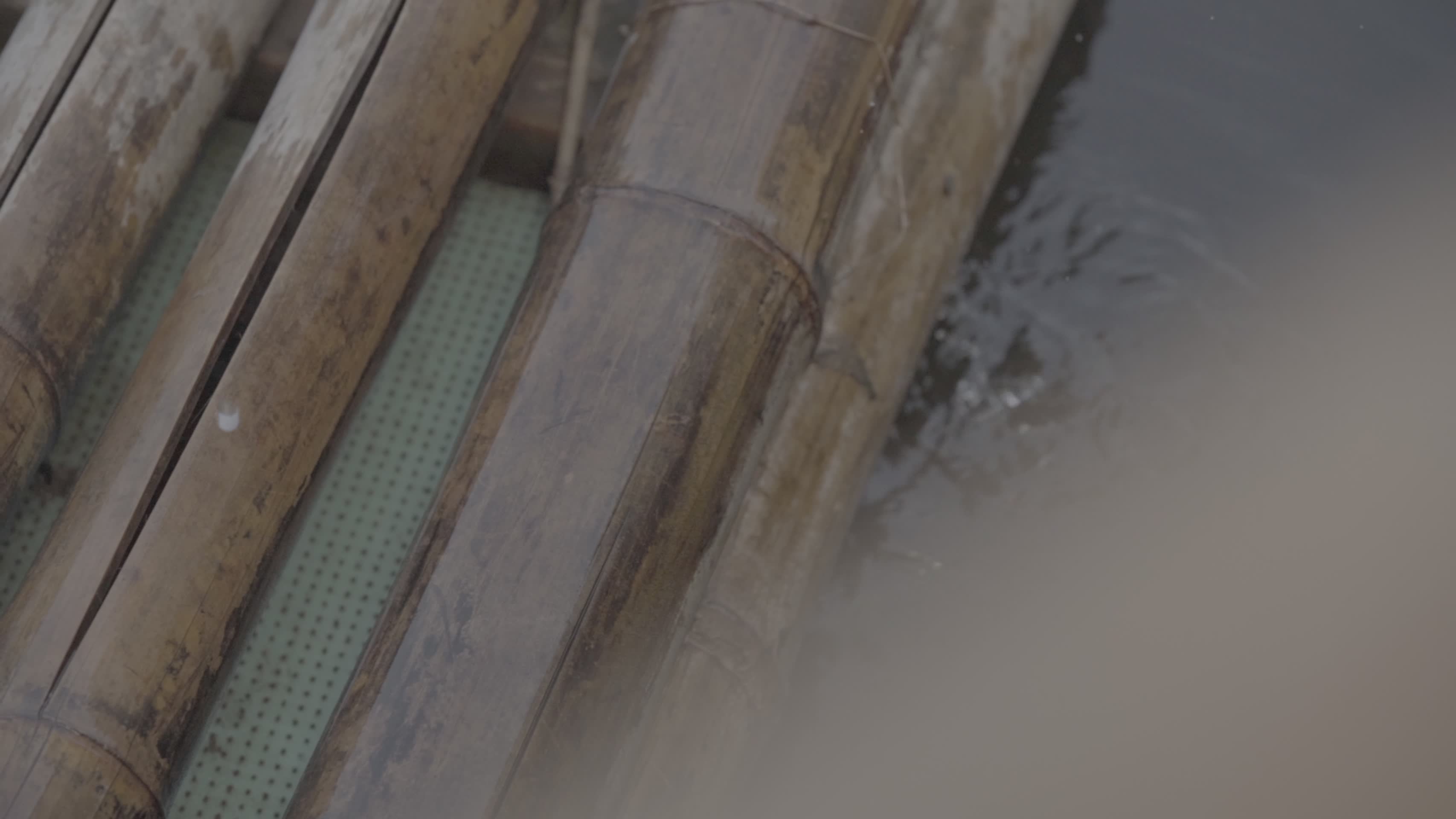 竹排竹筏水滴滴落水面慢镜头视频的预览图