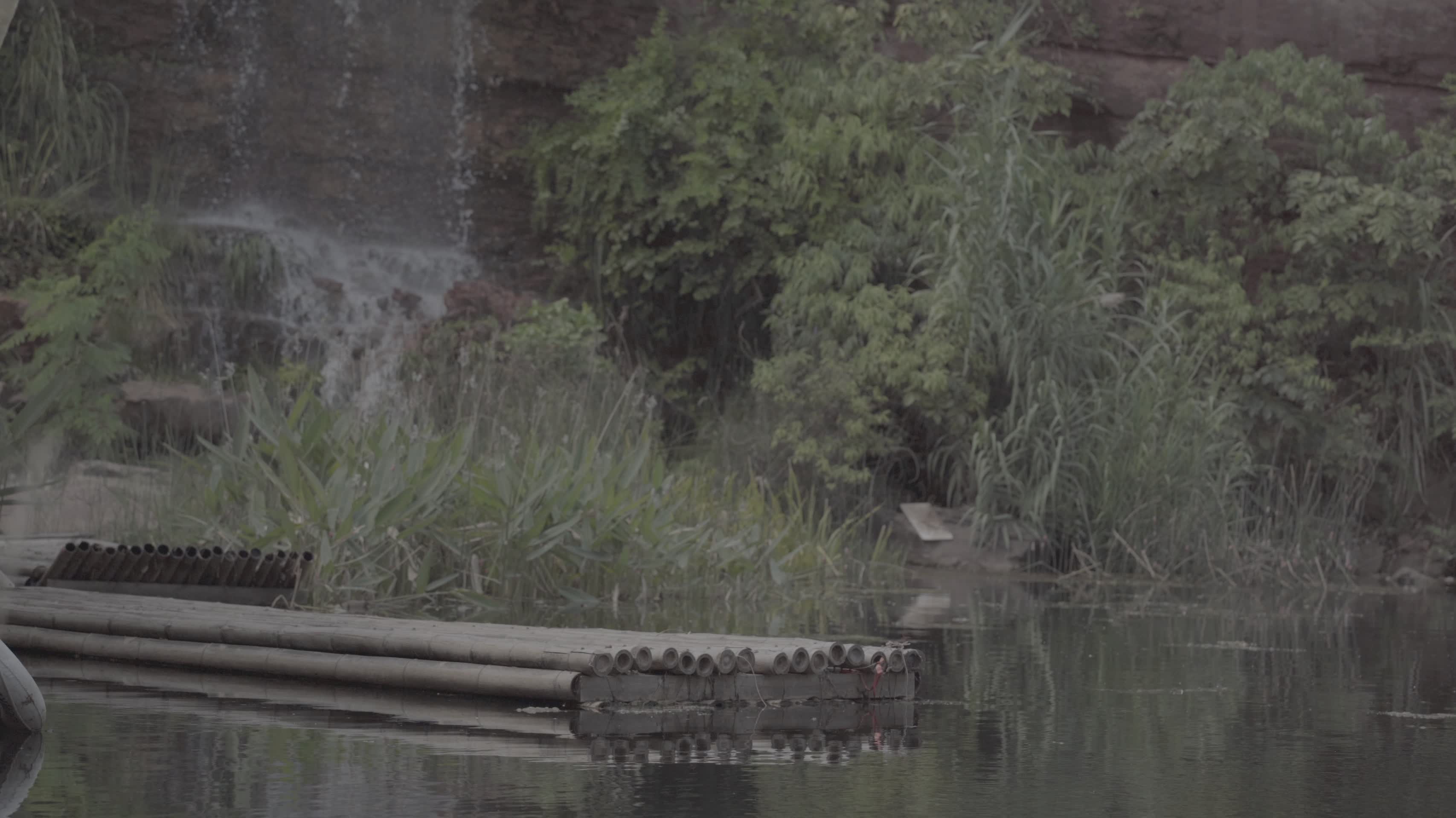 河流湖面竹筏竹排流水慢镜头视频的预览图