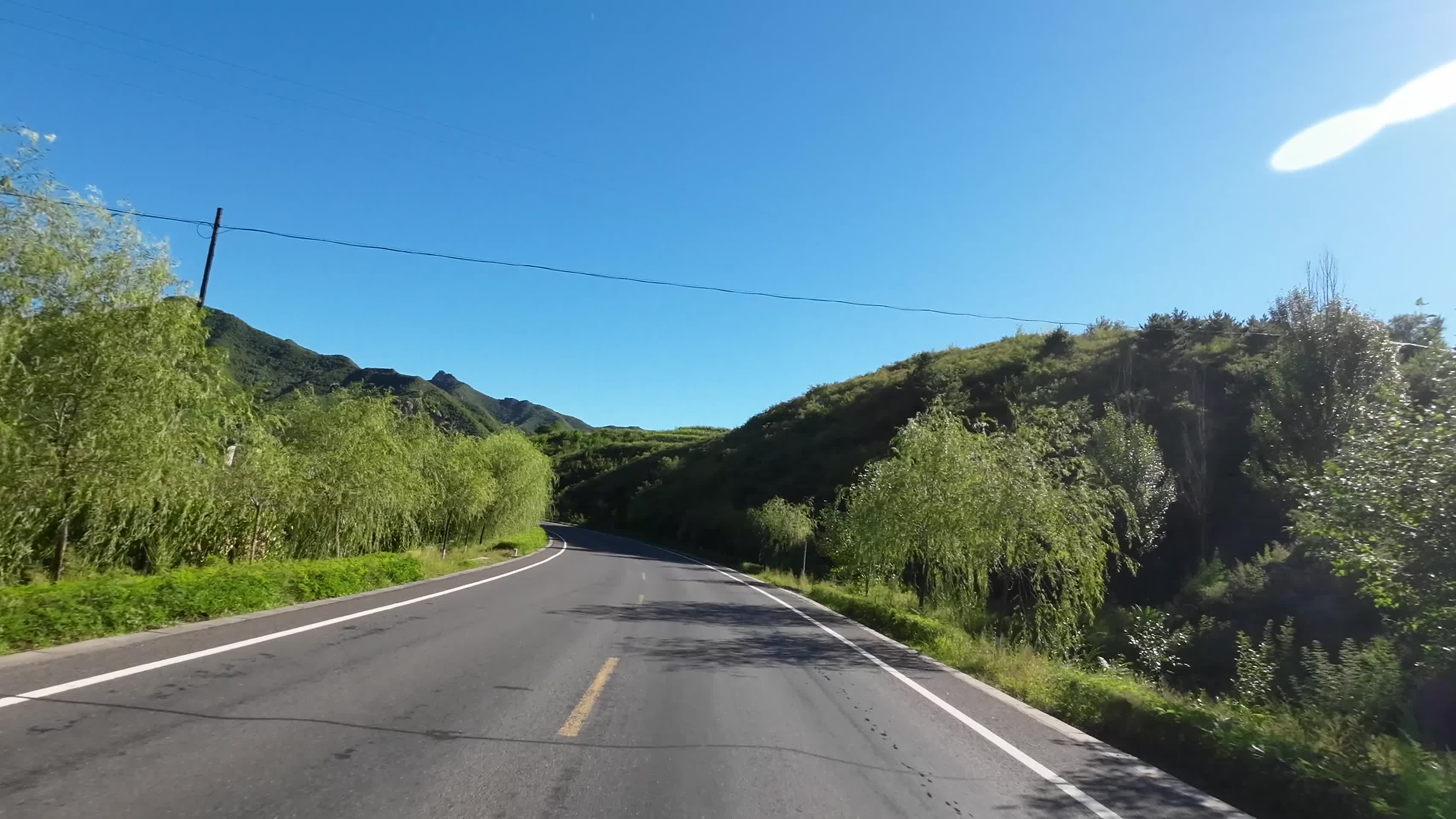 汽车行车在山路中第一视角视频的预览图