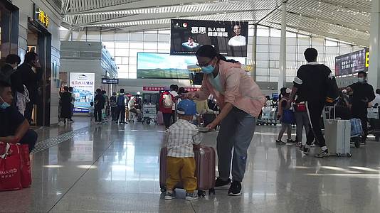 机场航站楼旅客安检慢镜头慢动作视频的预览图