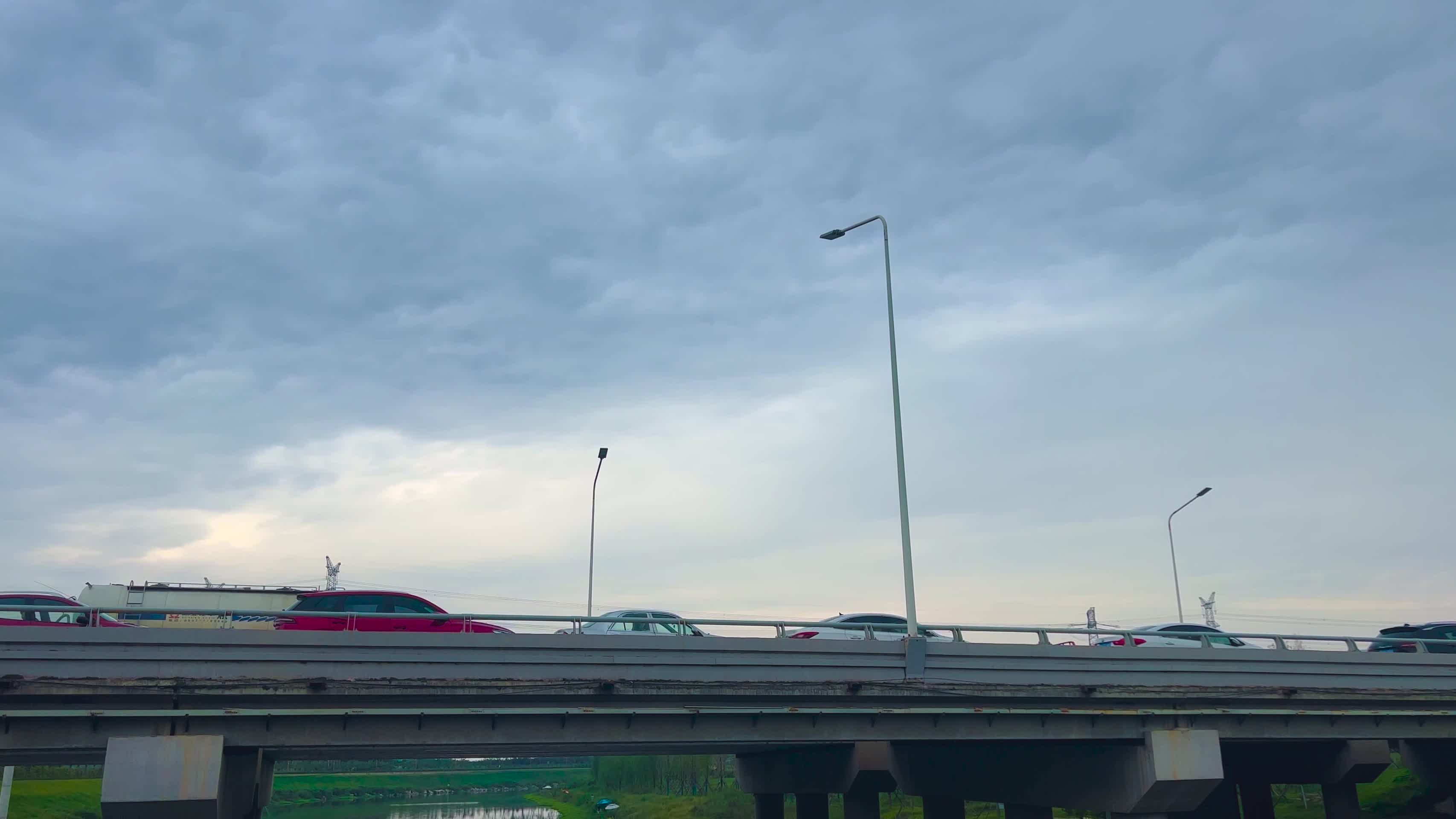 桥上行车天空视频的预览图
