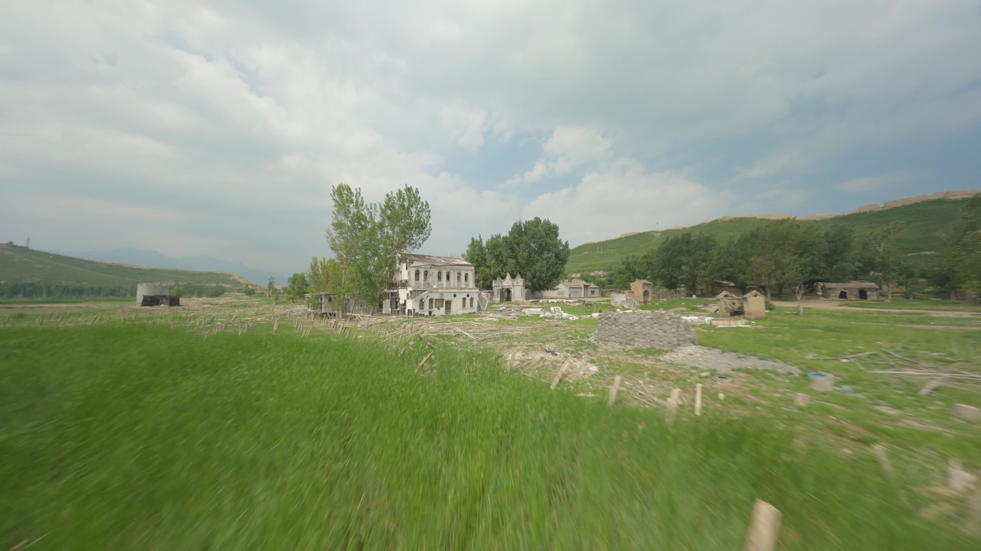 湖泊旁边的建筑遗骸视频的预览图