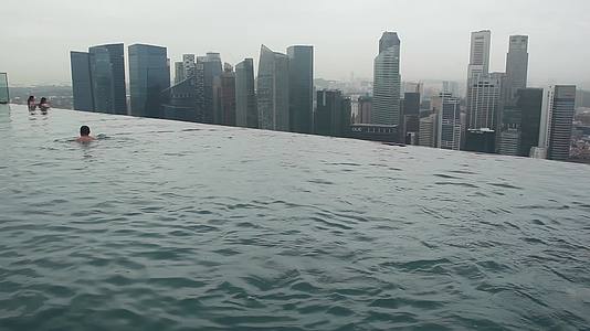 新加坡滨海湾金沙酒店屋顶游泳池视频的预览图