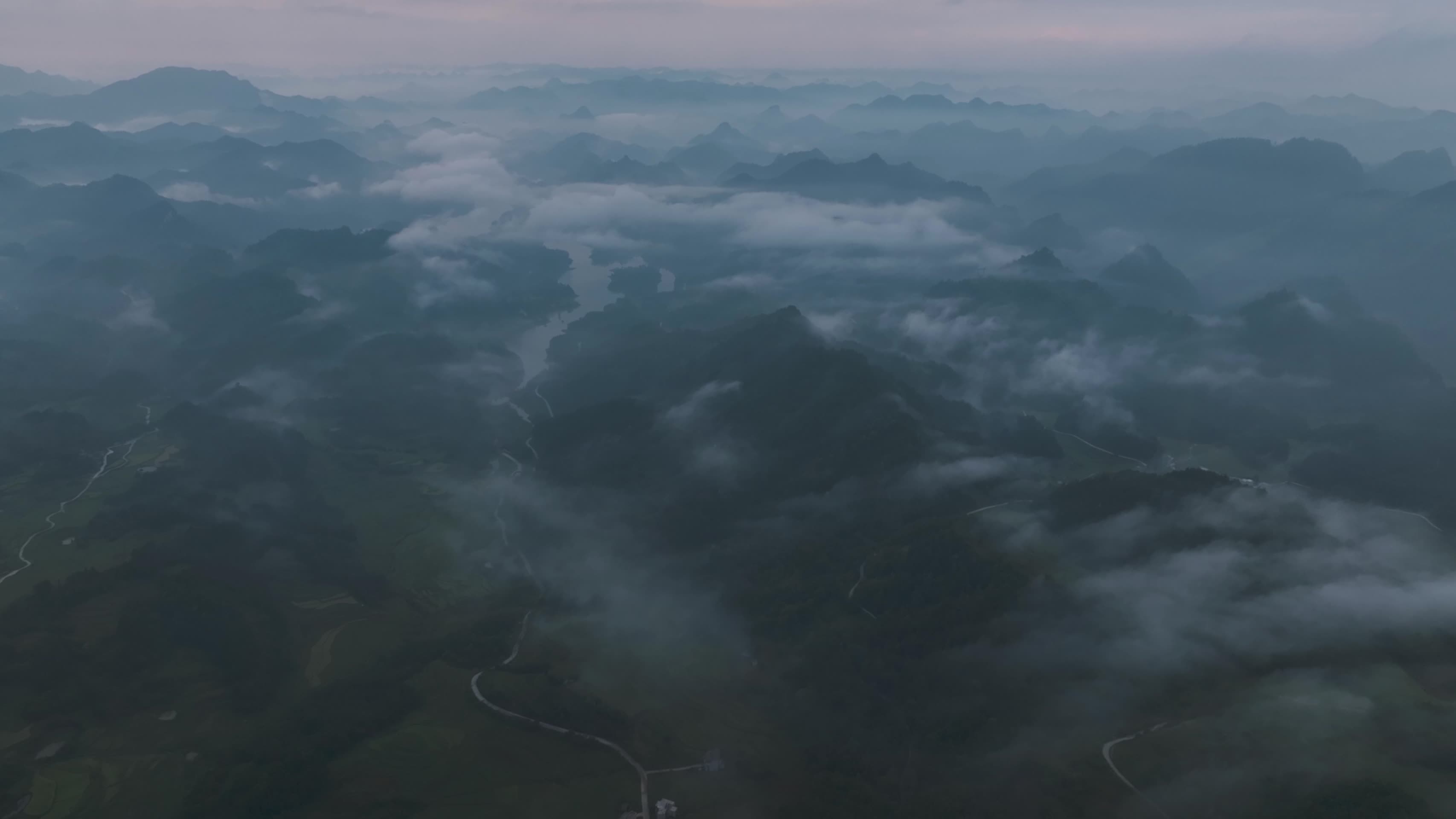 高清航拍广西南丹云海群山视频的预览图