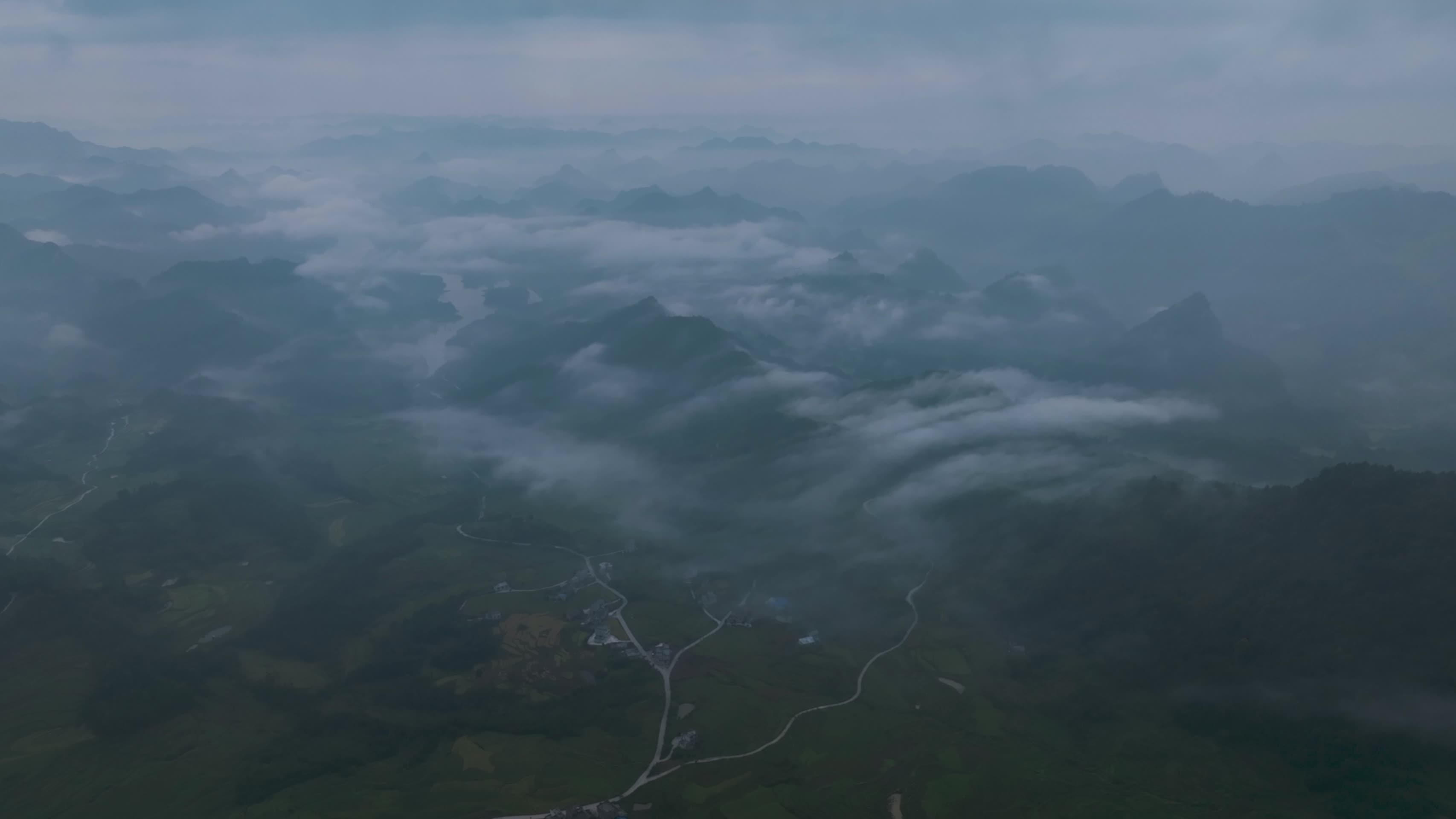 高清航拍广西南丹云雾缠山视频的预览图