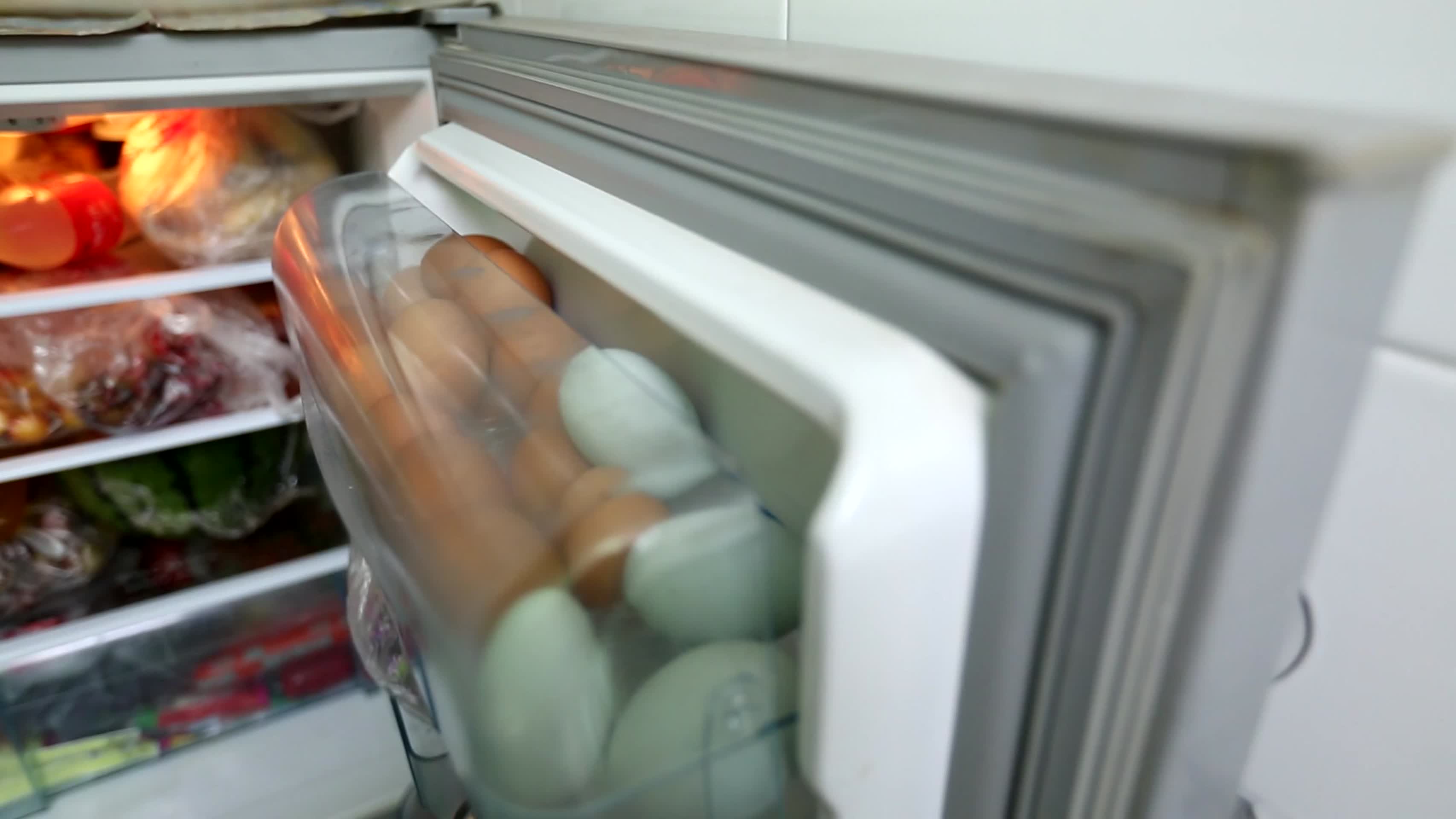 镜头合集冰箱里塞满各种食材视频的预览图