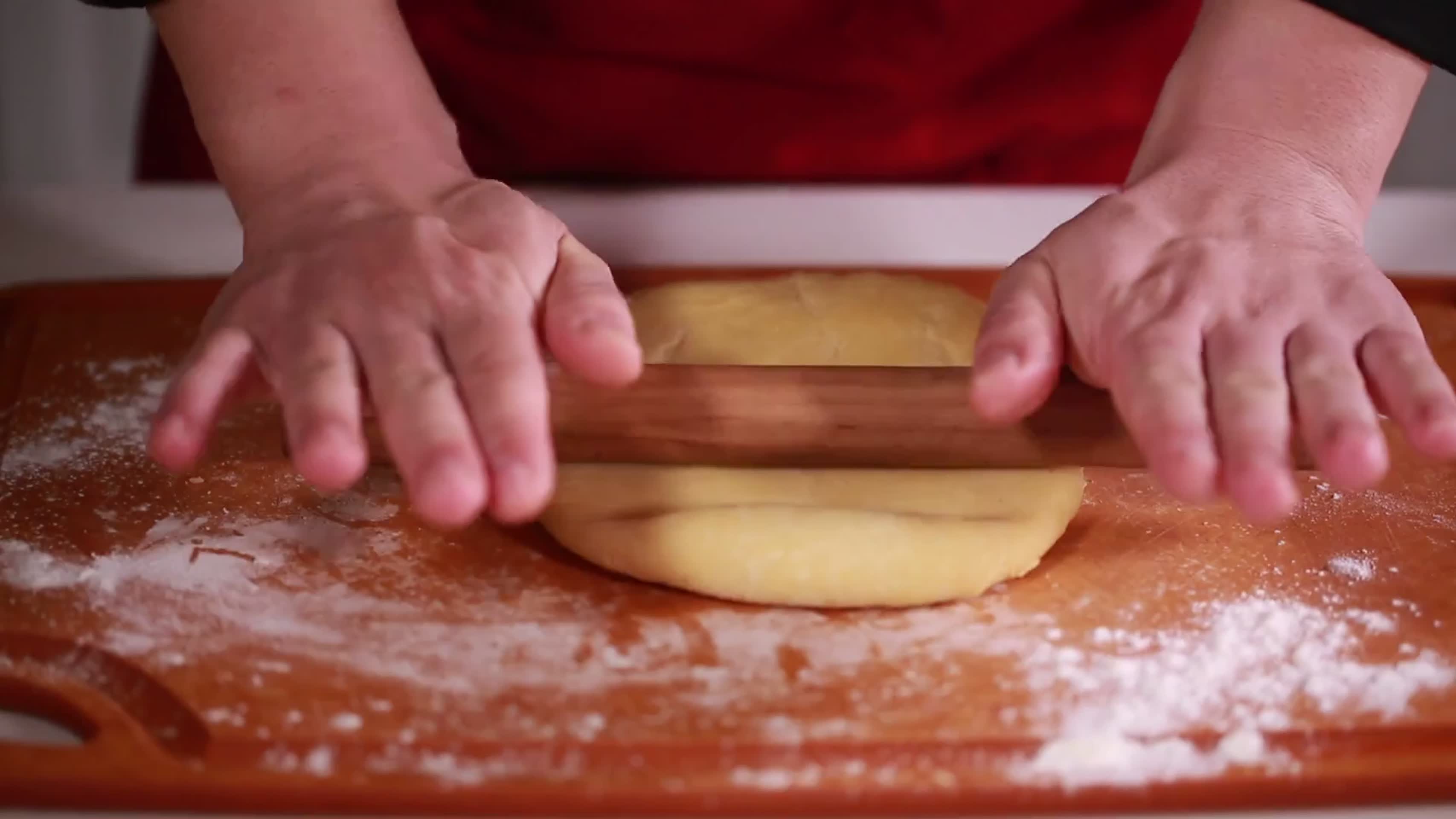 镜头合集厨师擀面做酥皮视频的预览图
