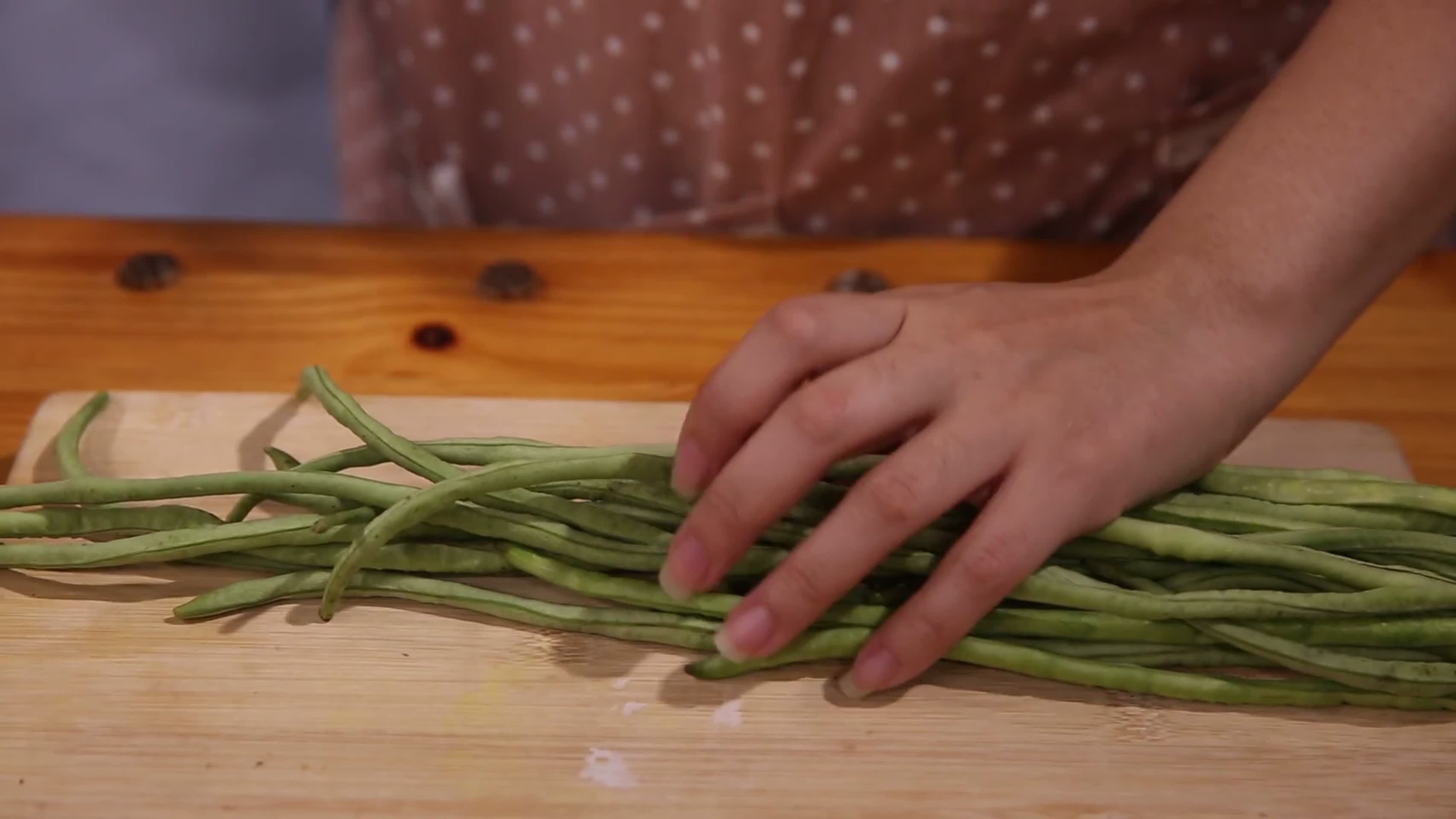 镜头合集厨娘切长豆角做菜视频的预览图