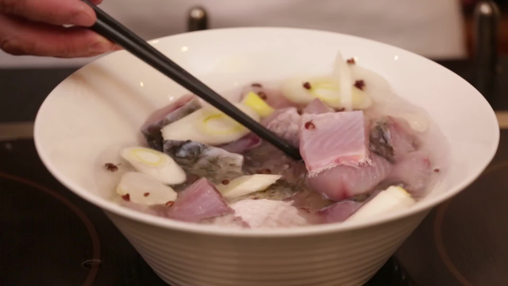 镜头合集葱姜水腌制鱼肉去腥视频的预览图