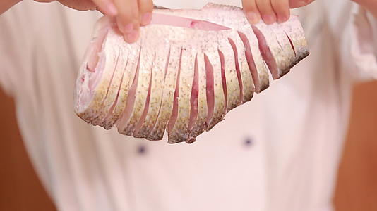 镜头合集大厨菜刀刀工切武昌鱼视频的预览图