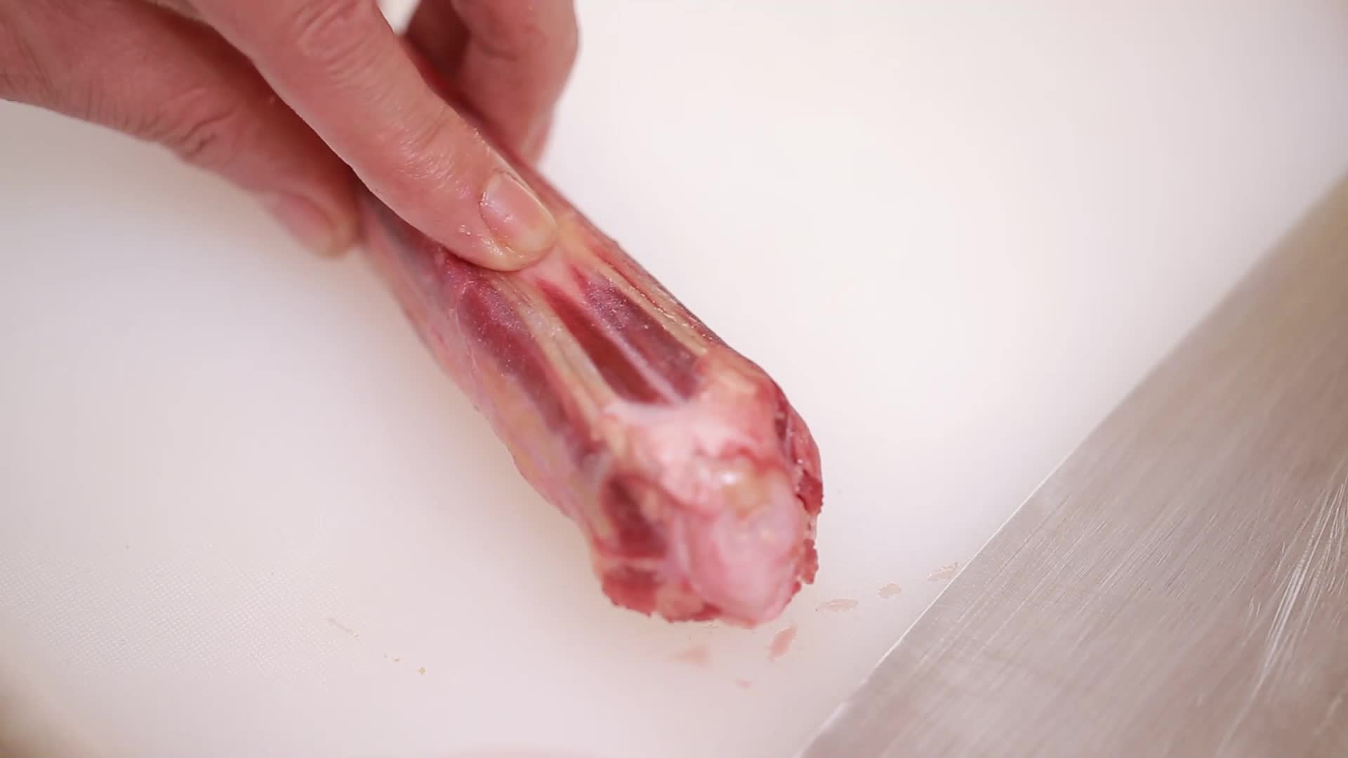 镜头合集厨师切牛尾煮牛尾焯水炖牛尾去血沫视频的预览图
