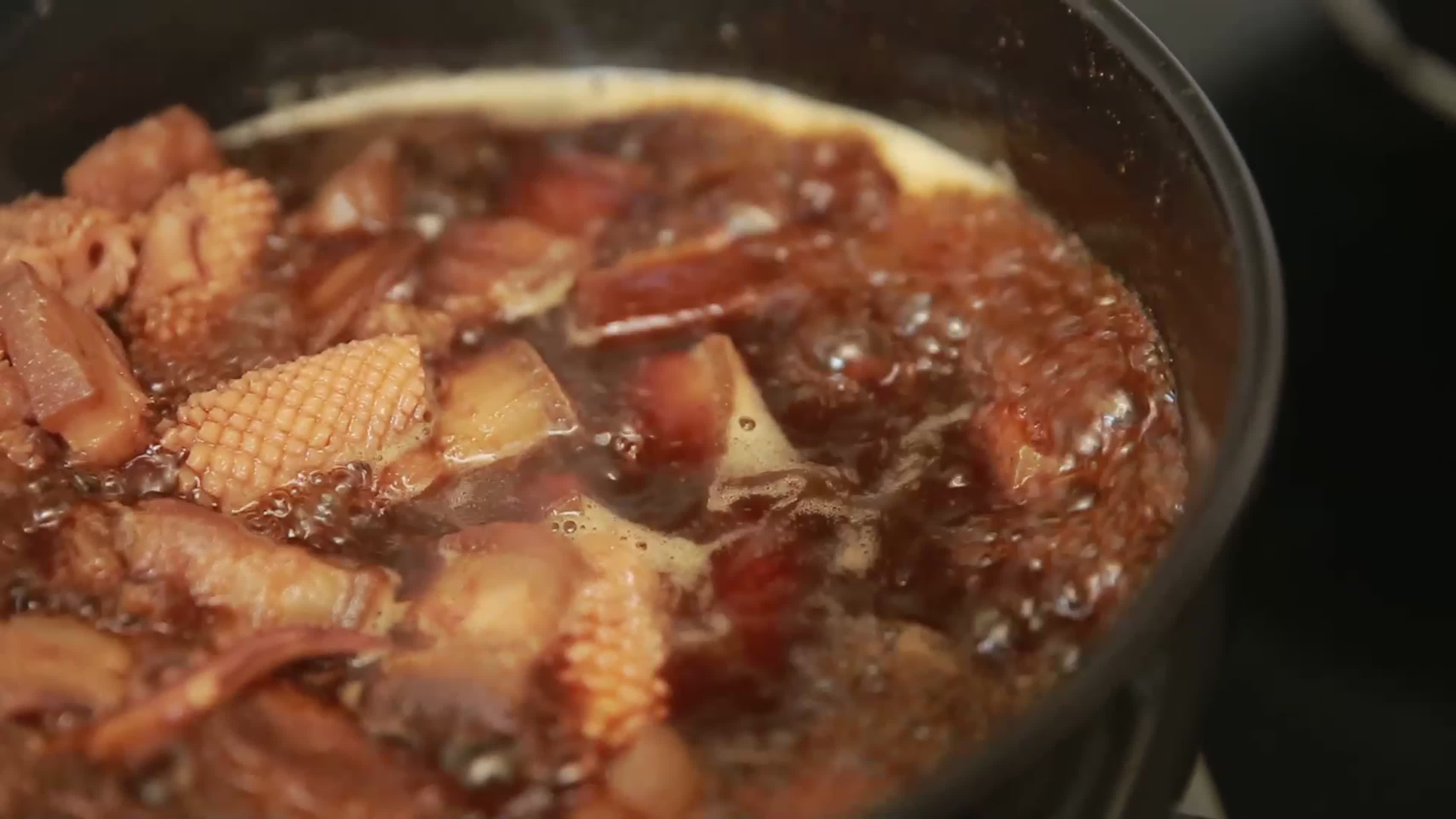镜头合集红烧肉鱿鱼炖肉视频的预览图
